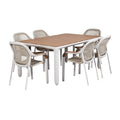 Eetkamerset met houten tafel en rieten stoelen