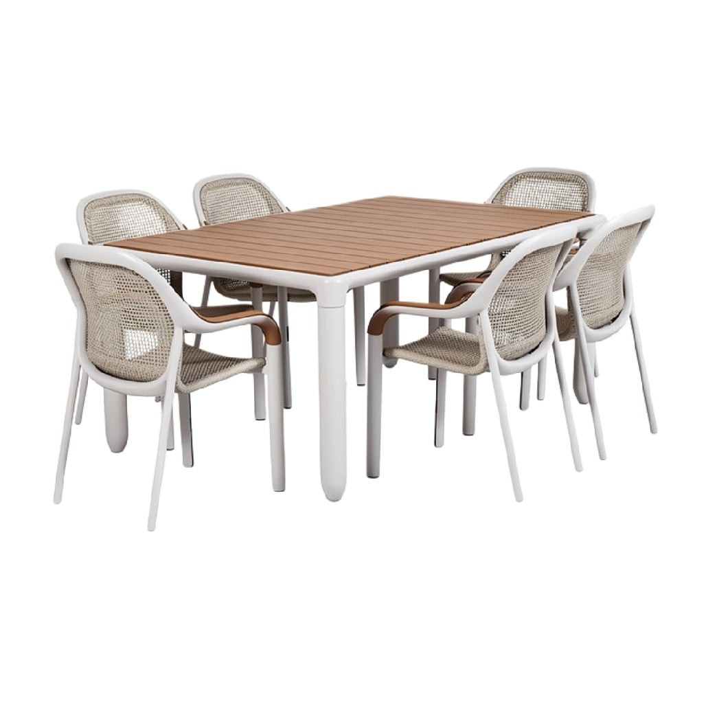 Eetkamerset met houten tafel en rieten stoelen